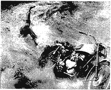 Fahrer verliert Kontrolle über seine Speedwaymaschine, die alleine weiterfährt. Pressephoto des Jahres 1955.