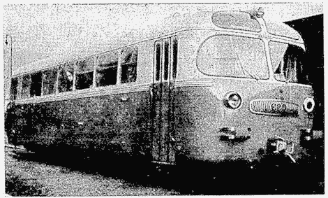 Ein einem Autobus ähnelndes Schienefahrzeug aus den 50er Jahren, der so genannte "Schienenautobus". Fotografie.